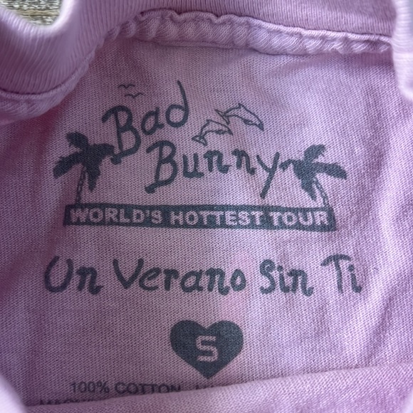 Official 2022 Bad Bunny Un Verano Sin Ti World's Hottest Tour Pink Shirt Small - Picture 3 of 4